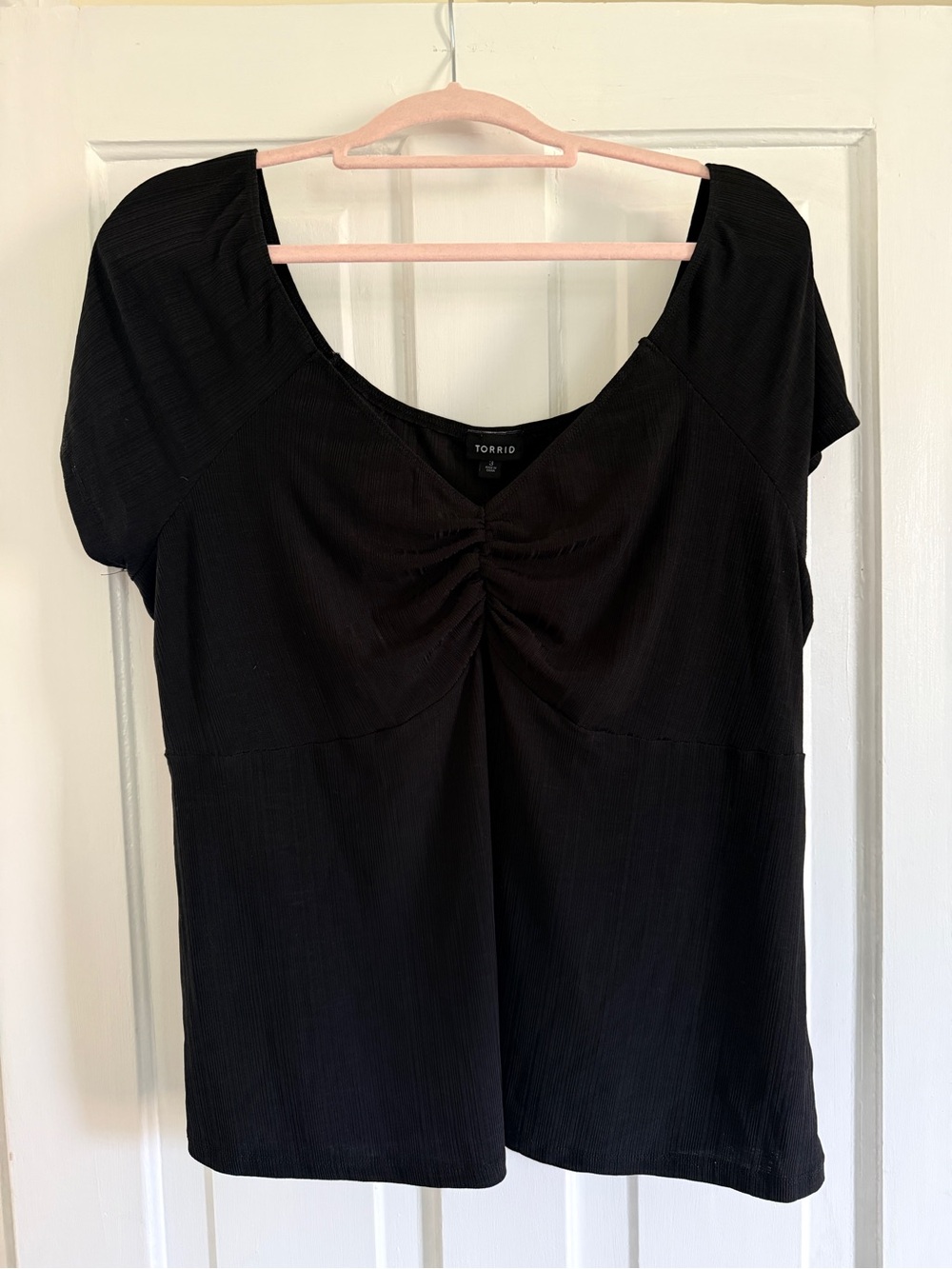 Torrid Retro Chic Black Ruched Front Scoop Neck Ribbed Crinkle Sweetheart Top